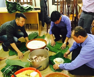 Viện KSND huyện Gia Lâm tổ chức gói bánh chưng đón tết Mậu tuất 2018